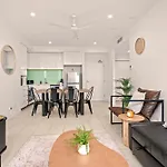 Apartment The Plaza |2 Bed • Bright & Comfy • Pool • Parking
