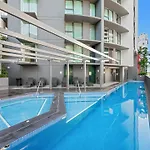 Story Bridge Views - Sleep 8 - Cbd - Baby Stay - Resort Parking Gym