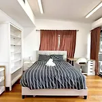 5 Bedrooms, 10 Guests - Family & Group Getaway Apartment *