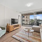 Quay West Apartment *