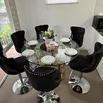 Russell Place Spacious 2br Balcony&garag Apartment *