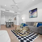 Apartment Level 43 Sweeping Skyline Luxury Designer 1br Brisbane