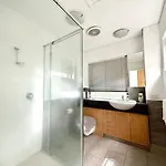Apartment 5 Bedrooms, 10 Guests - Family & Group Getaway Brisbane