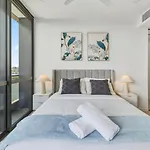 Modern 2br On Coronation Drive, Toowong