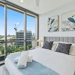 Modern 2br On Coronation Drive, Toowong