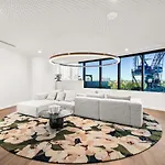 Level 43 Sweeping Skyline Luxury Designer 1br *