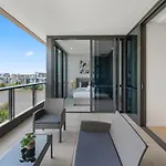 Modern 2br On Coronation Drive, Toowong * Brisbane