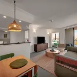 Apartment Inviting Family 2br | Cbd | Pool & Gym
