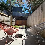 Apartment 2b2b Unit Near Cbd W Courtyard In Norman Park *
