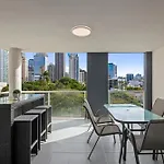 2br With Views, Balcony & Car Park Apartment Brisbane