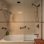 Inviting Family 2br | Cbd | Pool & Gym Apartment
