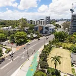 Modern 2br On Coronation Drive, Toowong * Brisbane