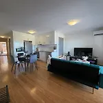 Apartment 2b2b Unit Near Cbd W Courtyard In Norman Park *