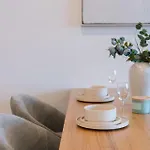 Modern 2br On Coronation Drive, Toowong Apartment