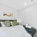 Rooftop Pool 2br In The Heart Of The Valley Apartment