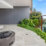 Modern 2br On Coronation Drive, Toowong