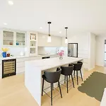 Bridgeview Luxury Apartment
