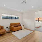 Cassa Aura Place - Modern 4br Homes Brisbane