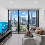 Modern 2br With River View & Free Parking! Apartment