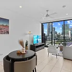Apartment Modern 2br With River View & Free Parking!