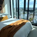 Mountain Views And Infinity Pool Overlooking City! Brisbane