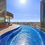 Elevated Cbd Living 2Br With Skyline Views