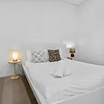 Modern 2br With River View & Free Parking! *