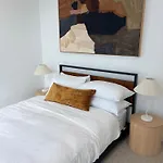 Mountain Views And Infinity Pool Overlooking City! Apartment Brisbane