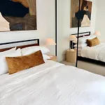 Mountain Views And Infinity Pool Overlooking City! Apartment Brisbane