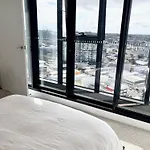 Mountain Views And Infinity Pool Overlooking City! Brisbane
