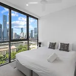 Apartment Modern 2br With River View & Free Parking!