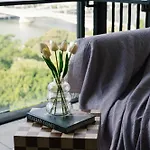 Modern 2br With River View & Free Parking! Apartment Brisbane