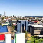 Baxter St Apartments