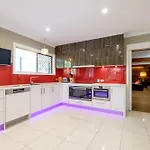 Spacious Hideaway Retreat, Brookfield, Brisbane