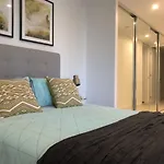 Family Home -Best Of South Bank With Car Park