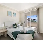 Sunny Poolside Retreat In The Heart Of The Valley