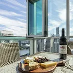 2Br Epic Views ★Cbd★ 2 Cars ★Pool★Wine★Gym★Netflix