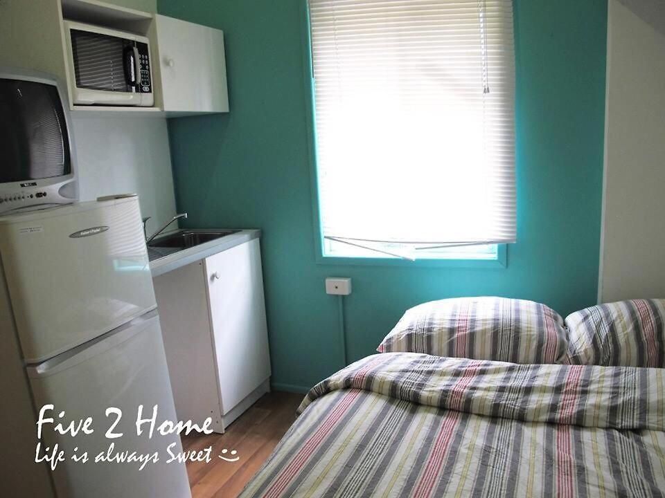 Five 2 Backpacker Hostel *