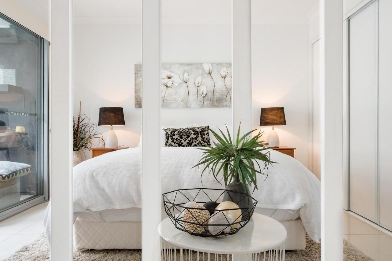 Immaculate Close To And Airport *