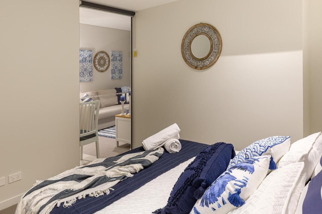Hamptons Retreat On Level 77 In Skytower *