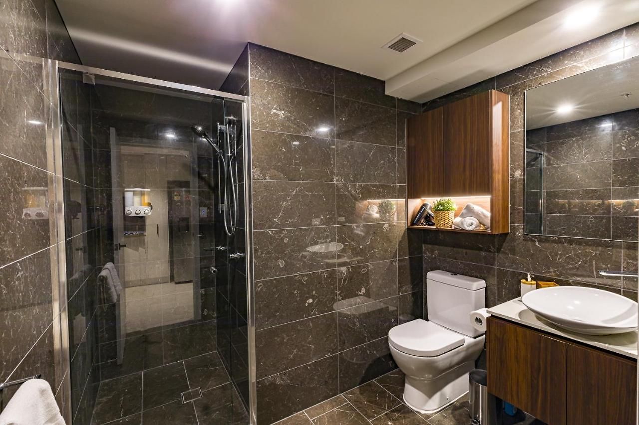 Hamptons Retreat On Level 77 In Skytower * Brisbane