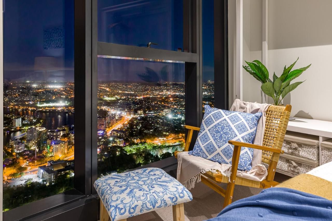 Hamptons Retreat On Level 77 In Skytower *