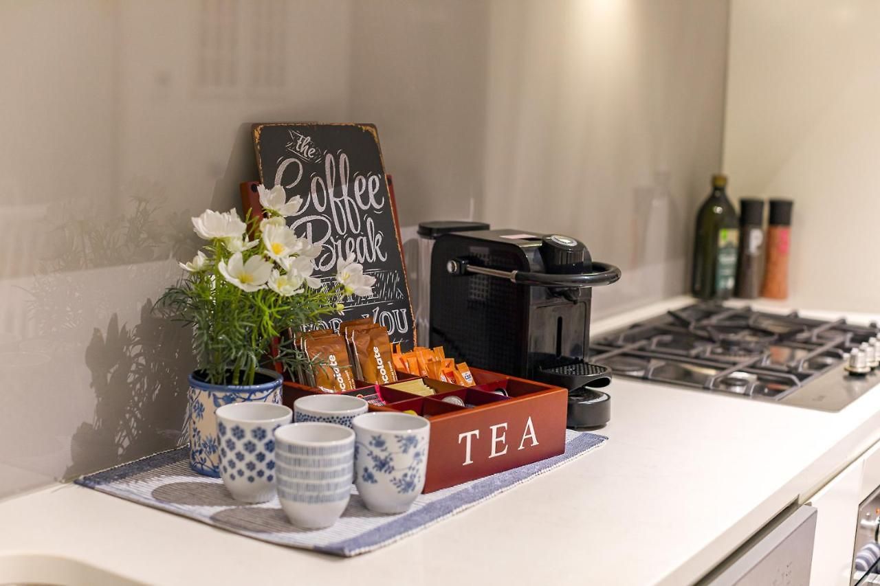 Hamptons Retreat On Level 77 In Skytower Brisbane