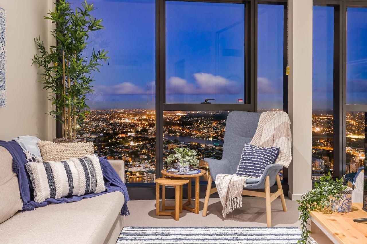 Hamptons Retreat On Level 77 In Skytower Brisbane