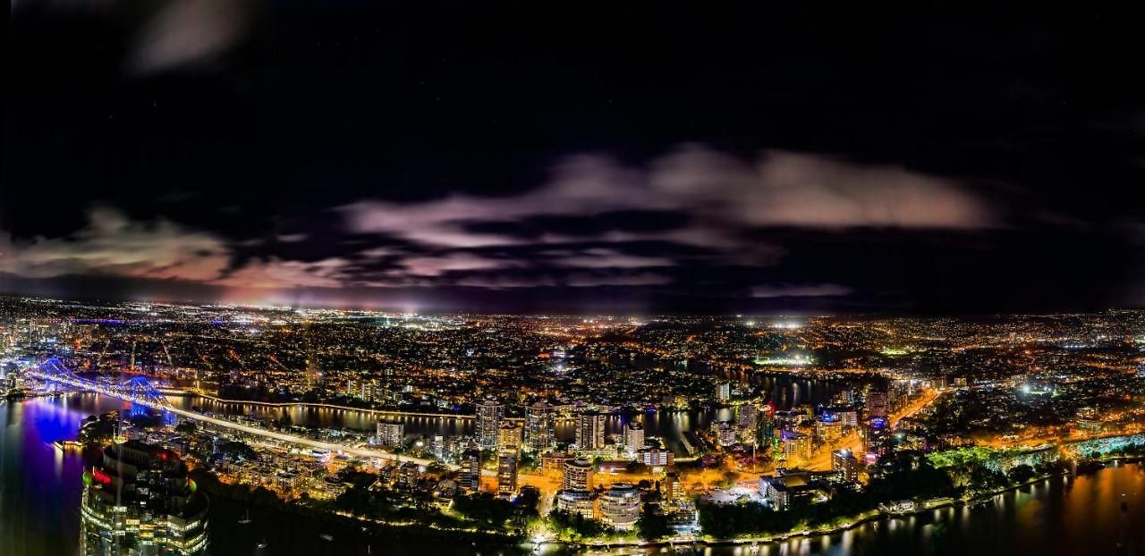 Hamptons Retreat On Level 77 In Skytower * Brisbane