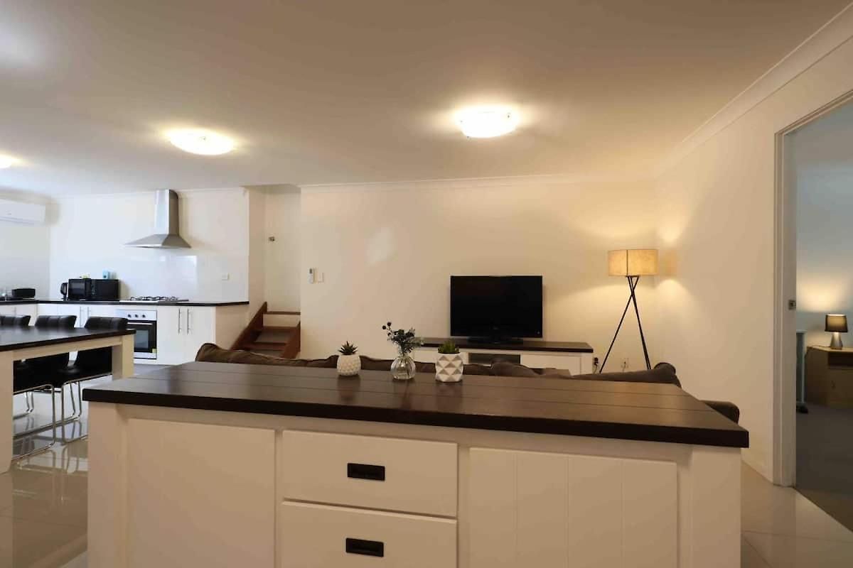 Newly Renovated Spacious Great Location L Ground Lvl Brisbane