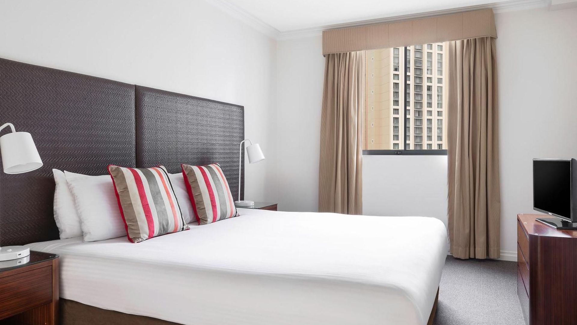 Hotel Mantra On Queen 4*