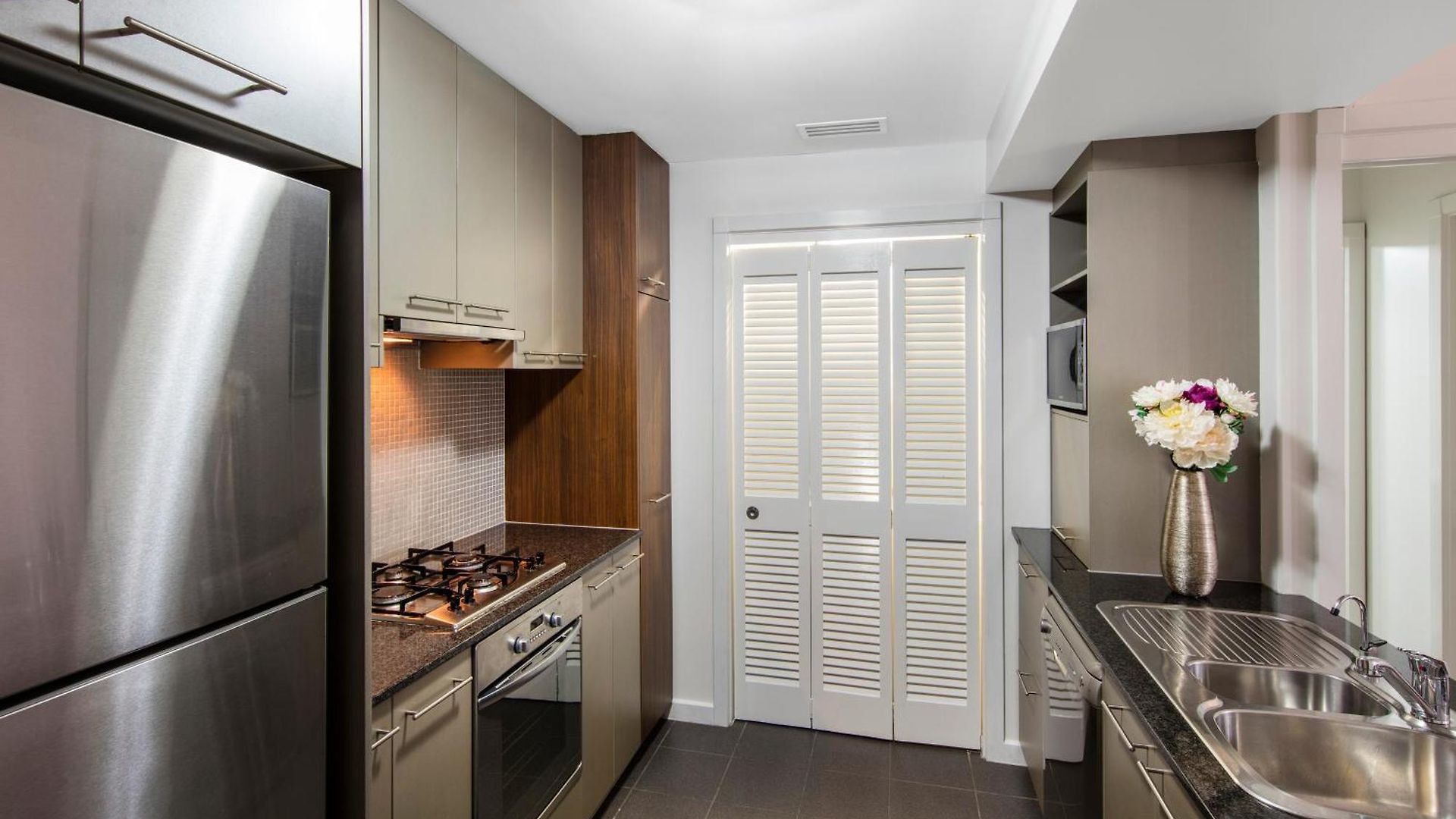 Oaks Mews Aparthotel 4*