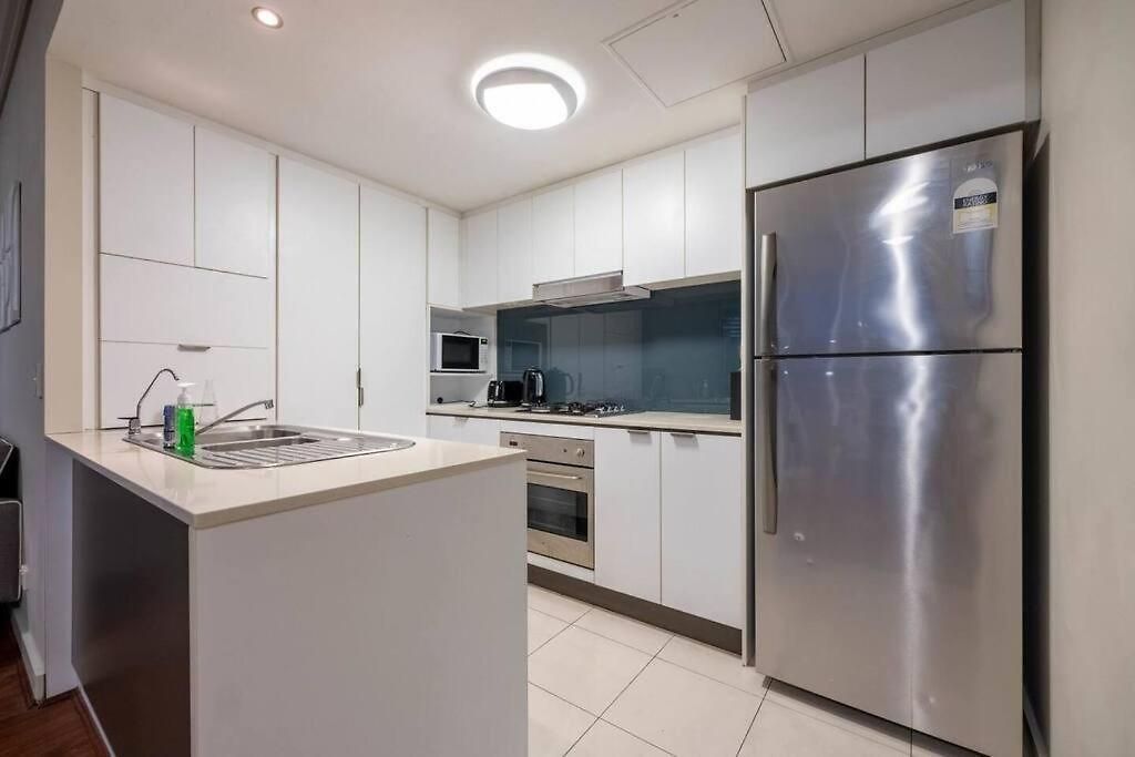 Spacious 3 Bed City Apt With Car Park, Pool & Gym *
