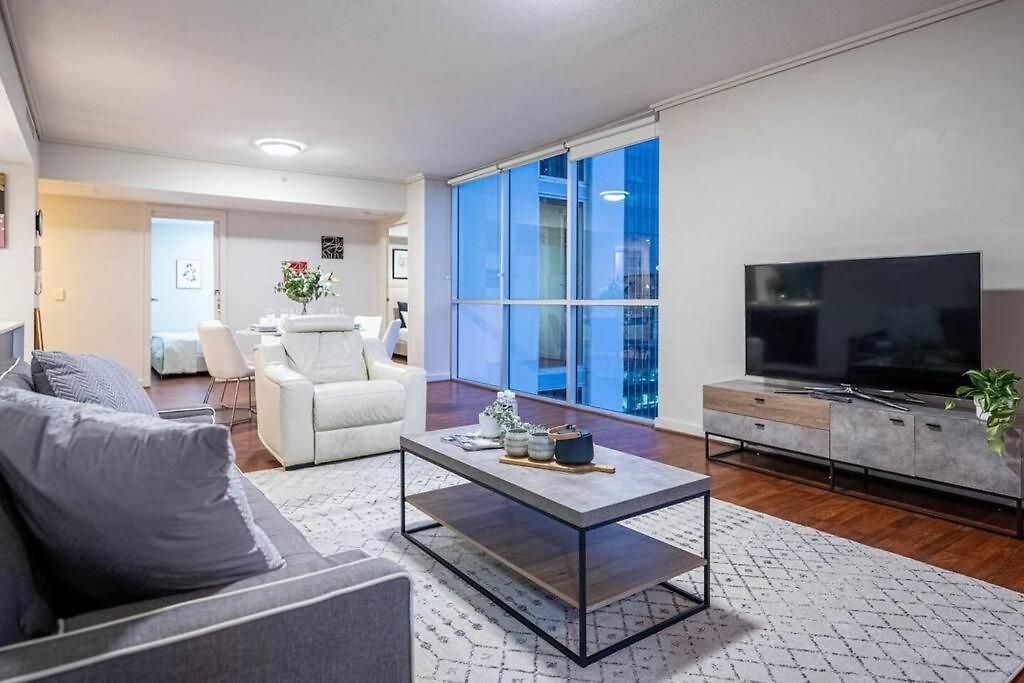 Spacious 3 Bed City Apt With Car Park, Pool & Gym * Brisbane